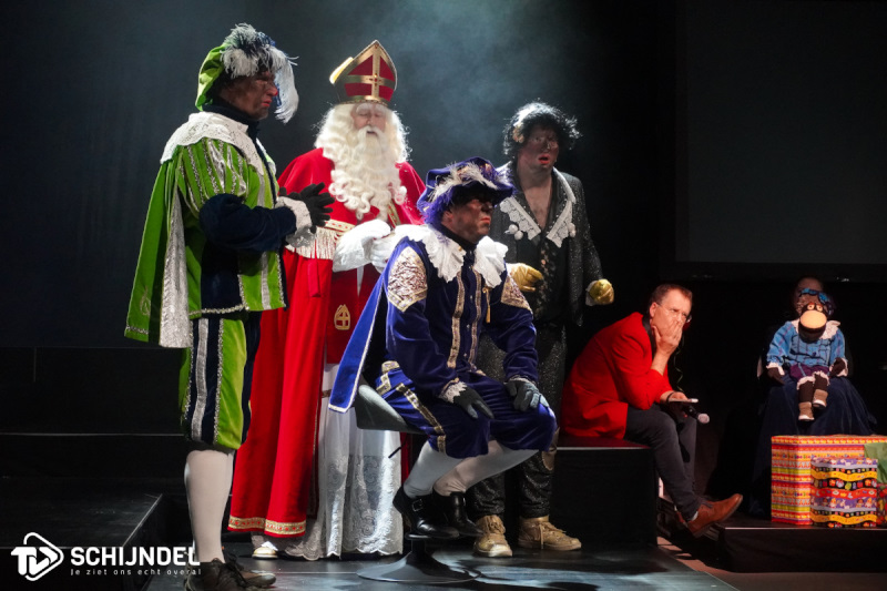 Sinterklaas groots gevierd: mini-kermis en Assepoetser